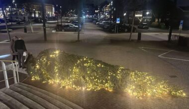 Grote kerstboom op gemeentehuisplein omver gehaald: "Lijkt opzet in het spel te zijn"