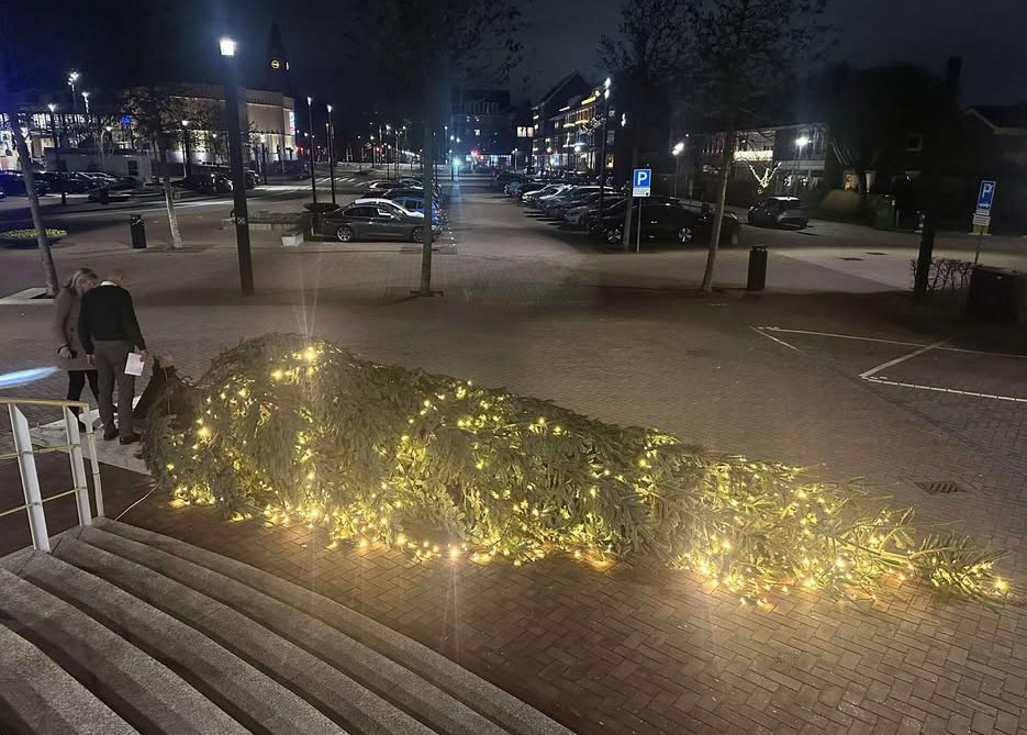 Grote kerstboom op gemeentehuisplein omver gehaald: "Lijkt opzet in het spel te zijn"