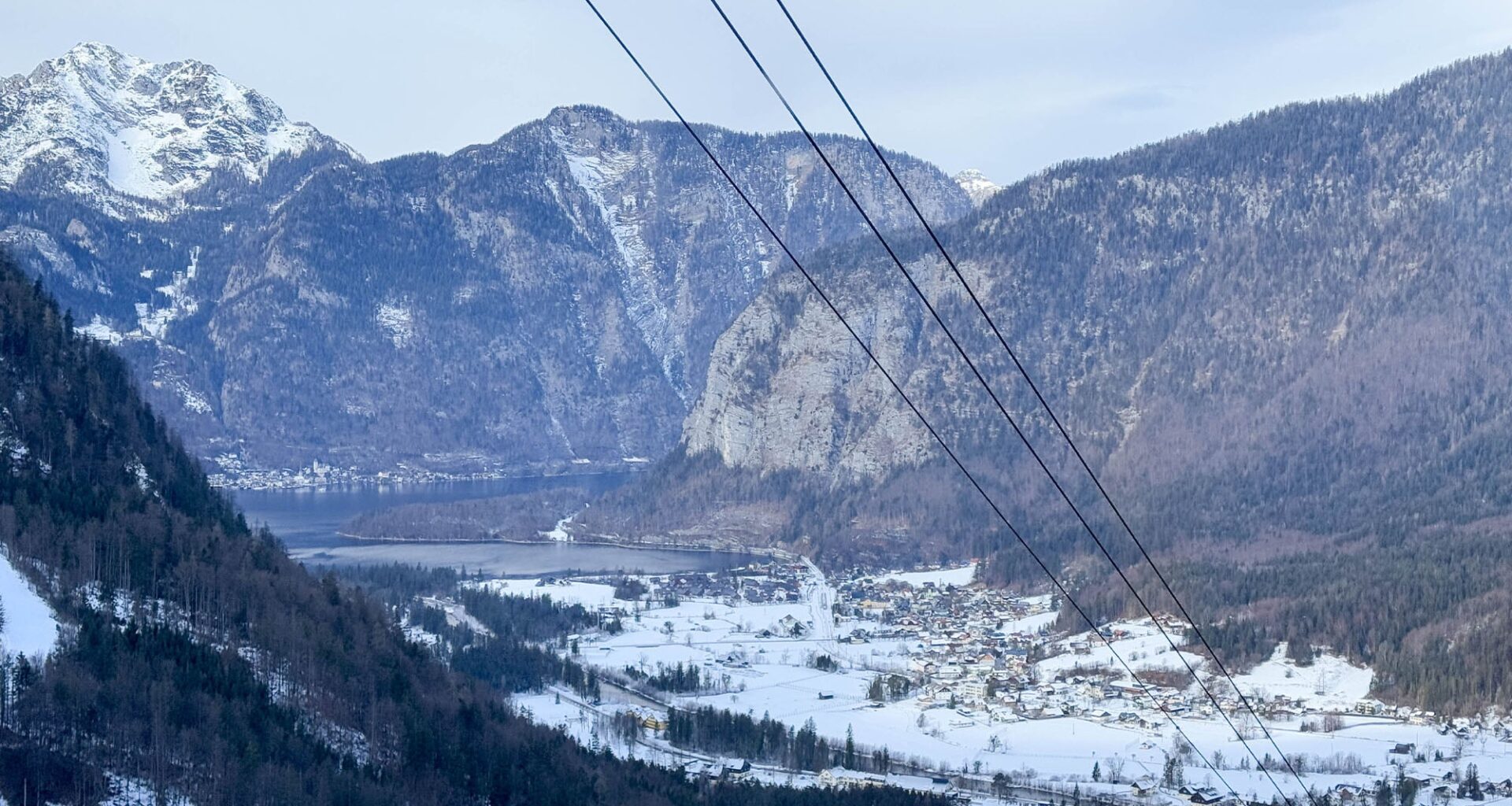 Toeristen rijden met auto een skipiste op in Oostenrijk