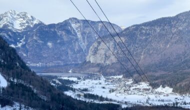 Toeristen rijden met auto een skipiste op in Oostenrijk