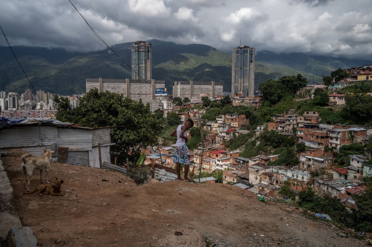 Een kind kijkt uit over de sloppen van San Agustín. 