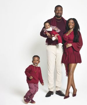 Thumbnail voor Bisola en haar gezin dragen altijd dezelfde kleur: 'We trekken veel bekijks'