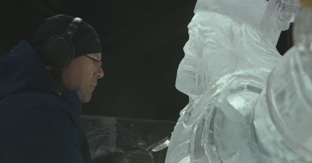 Kunstenaars hakken enorme ijsbeelden van beroemde filmklassiekers