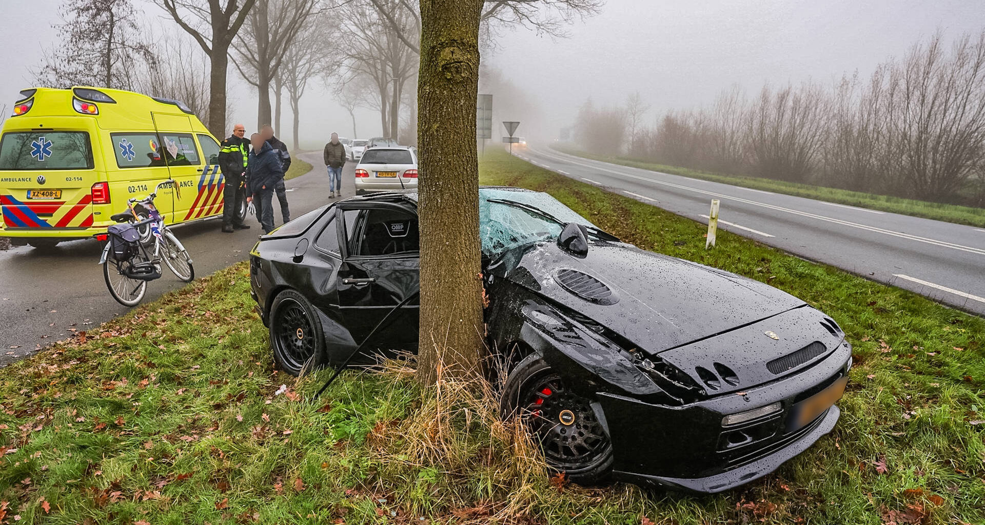 Porsche zwaar beschadigd na botsing tegen boom