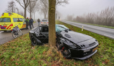 Porsche zwaar beschadigd na botsing tegen boom