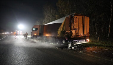 Vrachtwagen botst op stilstaande vrachtwagen op vluchtstrook A58 [+foto’s]