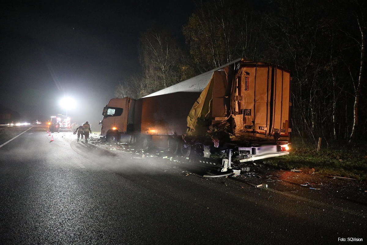 Vrachtwagen botst op stilstaande vrachtwagen op vluchtstrook A58 [+foto’s]