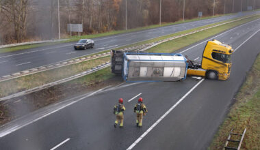 Trailer met tankcontainer kantelt op A6 bij Emmeloord: weg richting Lemmer afgesloten [+foto’s]