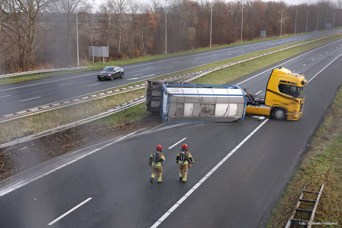 Trailer met tankcontainer kantelt op A6 bij Emmeloord: weg richting Lemmer afgesloten [+foto’s]