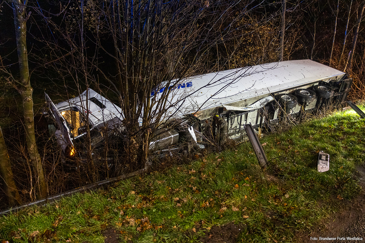 Vrachtwagen doorbreekt vangrail en stort van talud langs Duitse A2: twee gewonden