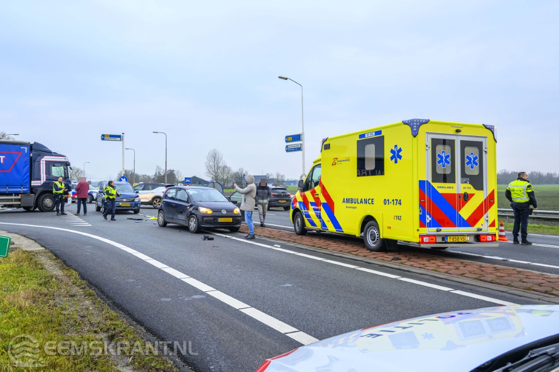 Ongeval met vrachtwagen en twee auto's op N33 bij Appingedam - Eemskrant.nl