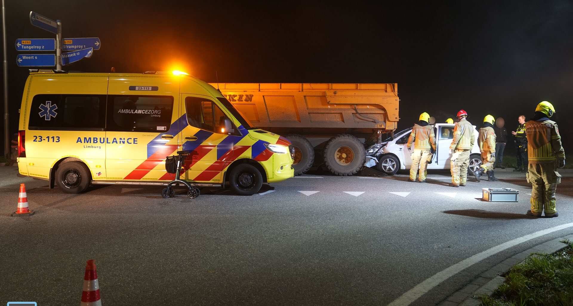 Auto botst tegen aanhanger van tractor in Stramproy