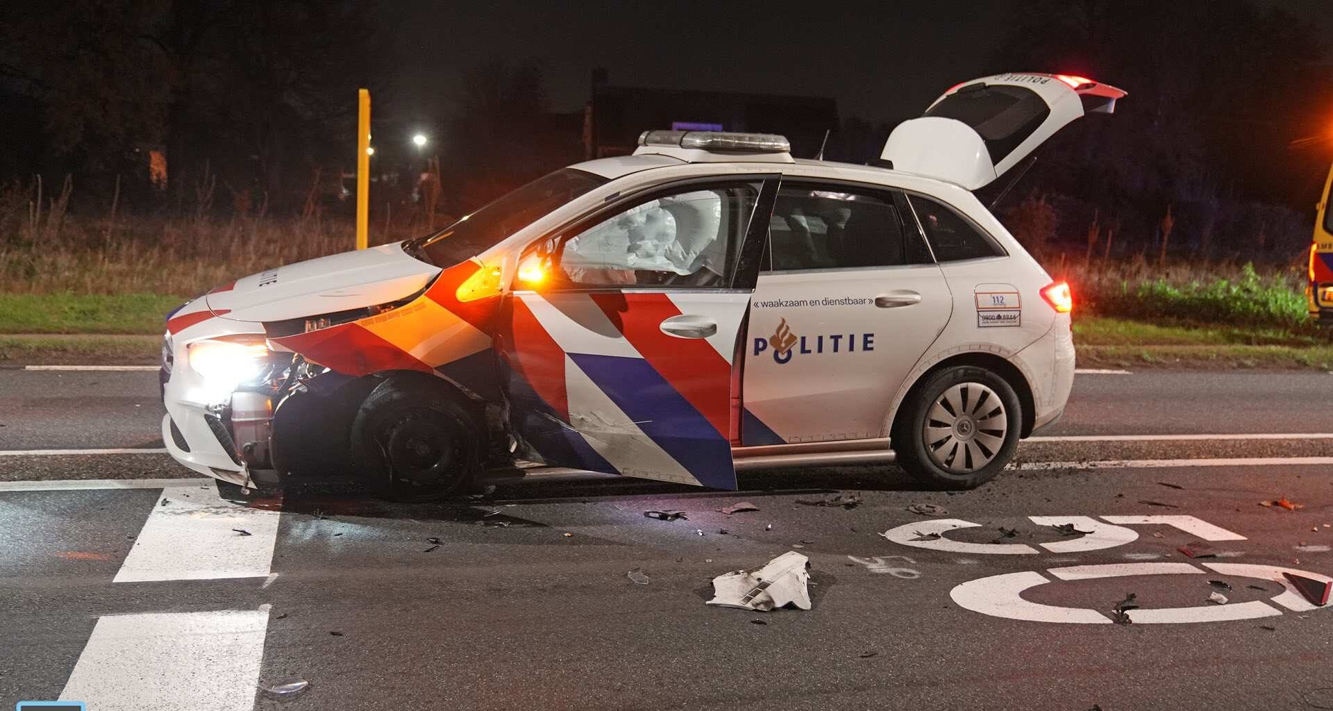 Politieauto botst frontaal met personenauto op N280 in Baexem