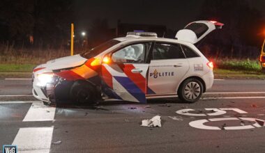 Politieauto botst frontaal met personenauto op N280 in Baexem