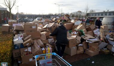 Flinke papierstapel op Leuken door volle vuilniswagen