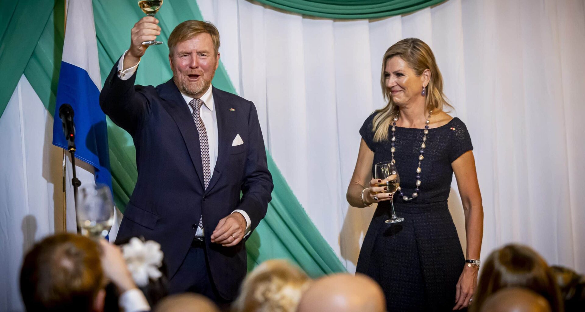 Máxima sluit staatsbezoek Suriname af in topjurk