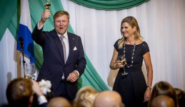 Máxima sluit staatsbezoek Suriname af in topjurk