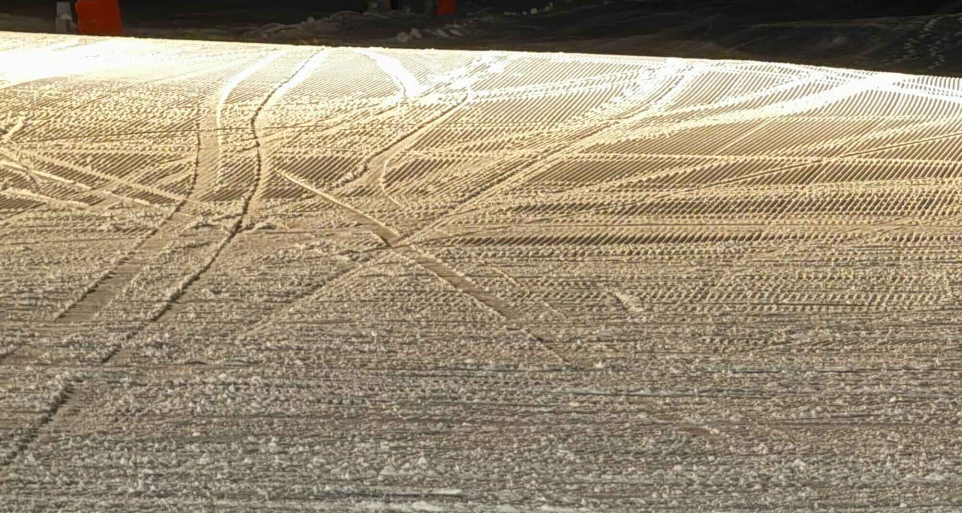 Dronken snowboarder valt in slaap op de piste