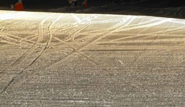 Dronken snowboarder valt in slaap op de piste