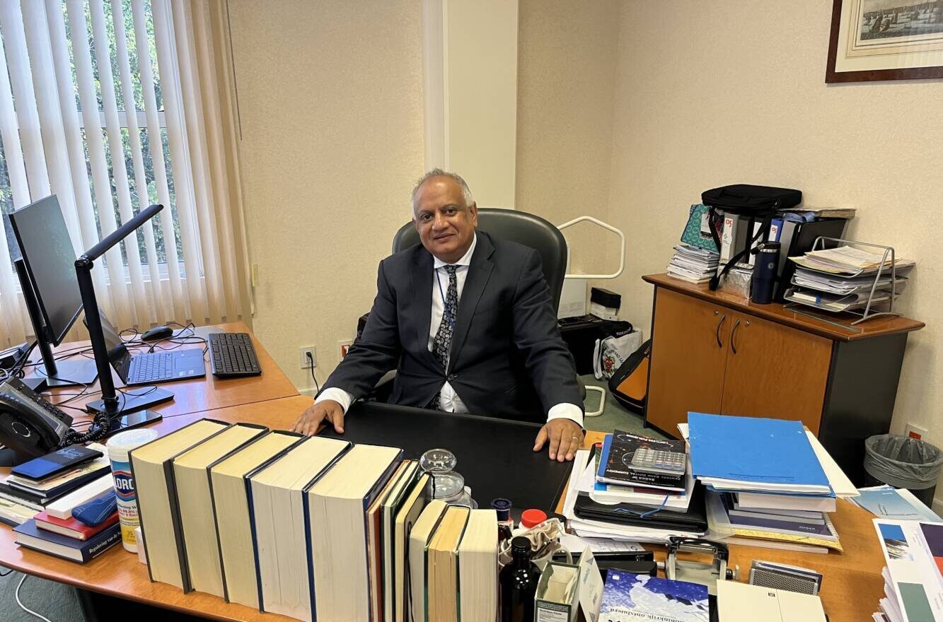 50 jaar onafhankelijkheid van Suriname (7): Waarom bankdirecteur Prakash Mungra Aruba boven Suriname verkoos