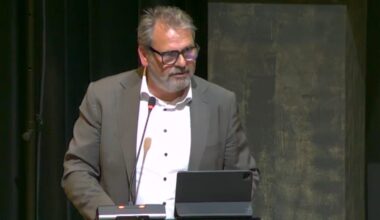 Wethouder Bijderwieden (VVD) stapt op; sneuvelt op extern rapport raadhuis