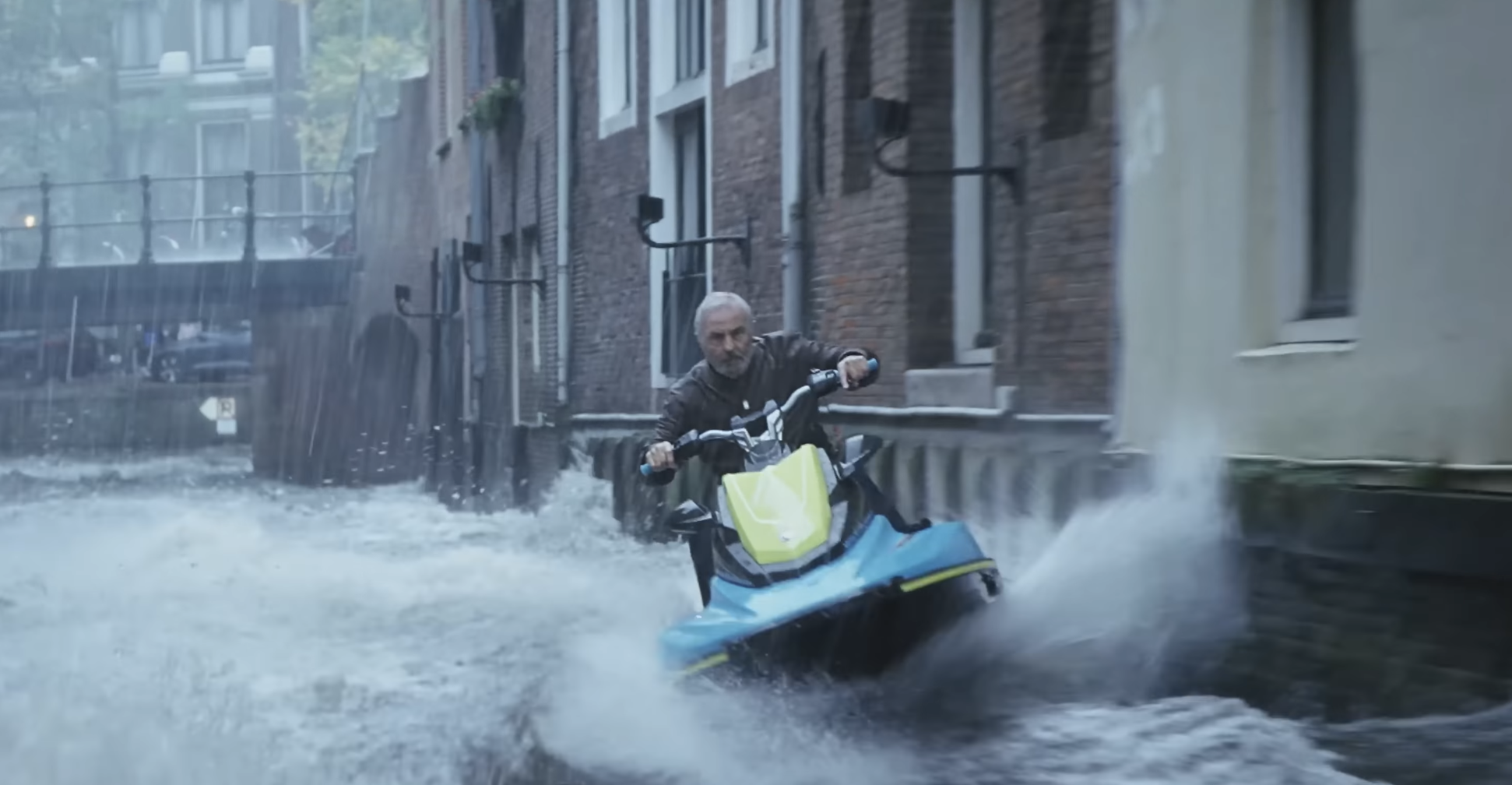 Een afbeelding uit de film Amsterdamned II waarop hoofdpersoon Eric Visser op een jetski door de grachten van Amsterdam aan het racen is.