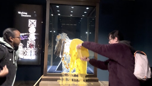 Vitrines kroonjuwelen beklad bij Tower of London: vier arrestaties - RTL.nl