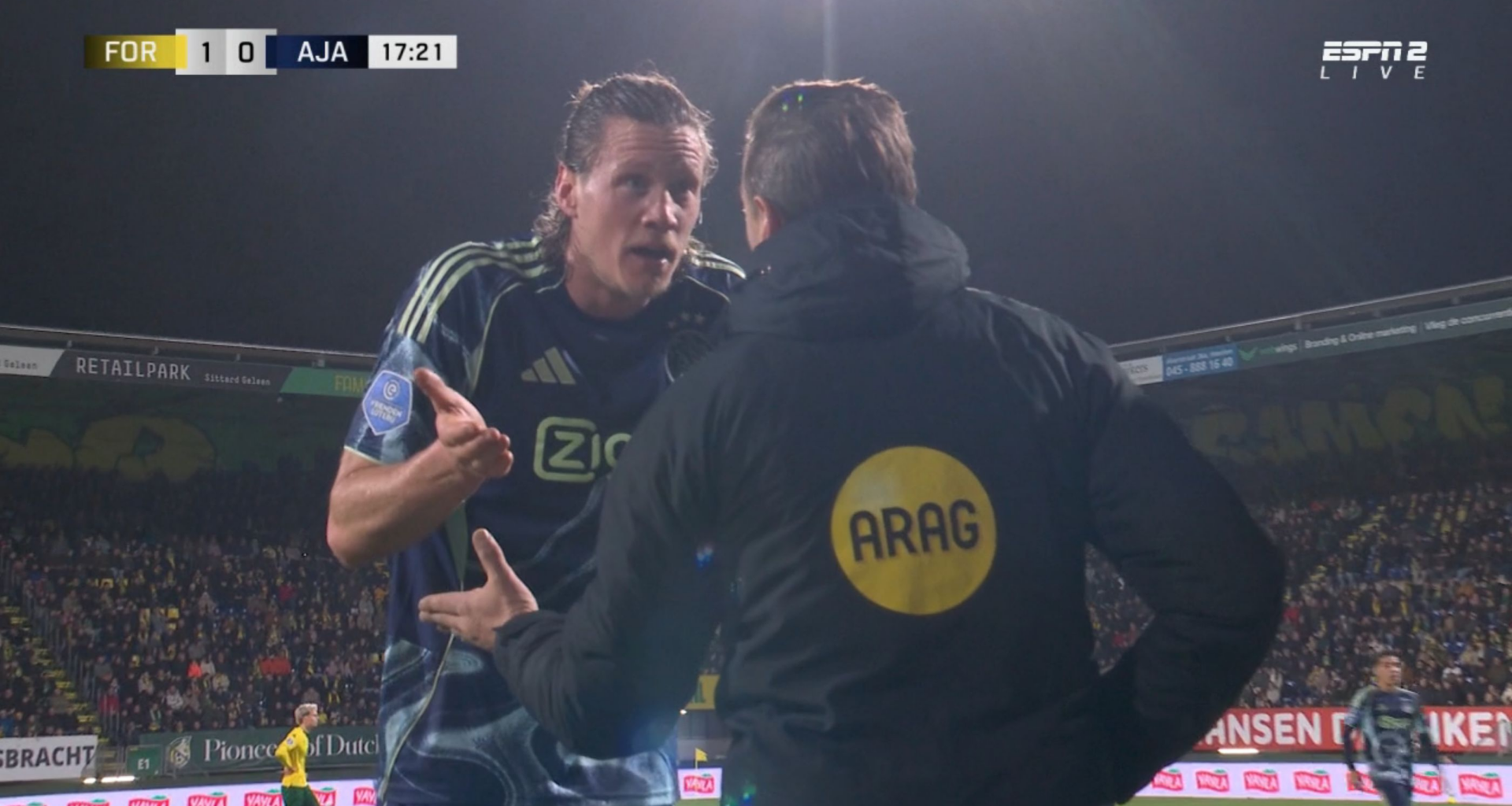 Weghorst stormt woedend op vierde official af en schreeuwt duidelijk hoorbaar deze vijf woorden