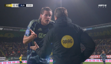 Weghorst stormt woedend op vierde official af en schreeuwt duidelijk hoorbaar deze vijf woorden