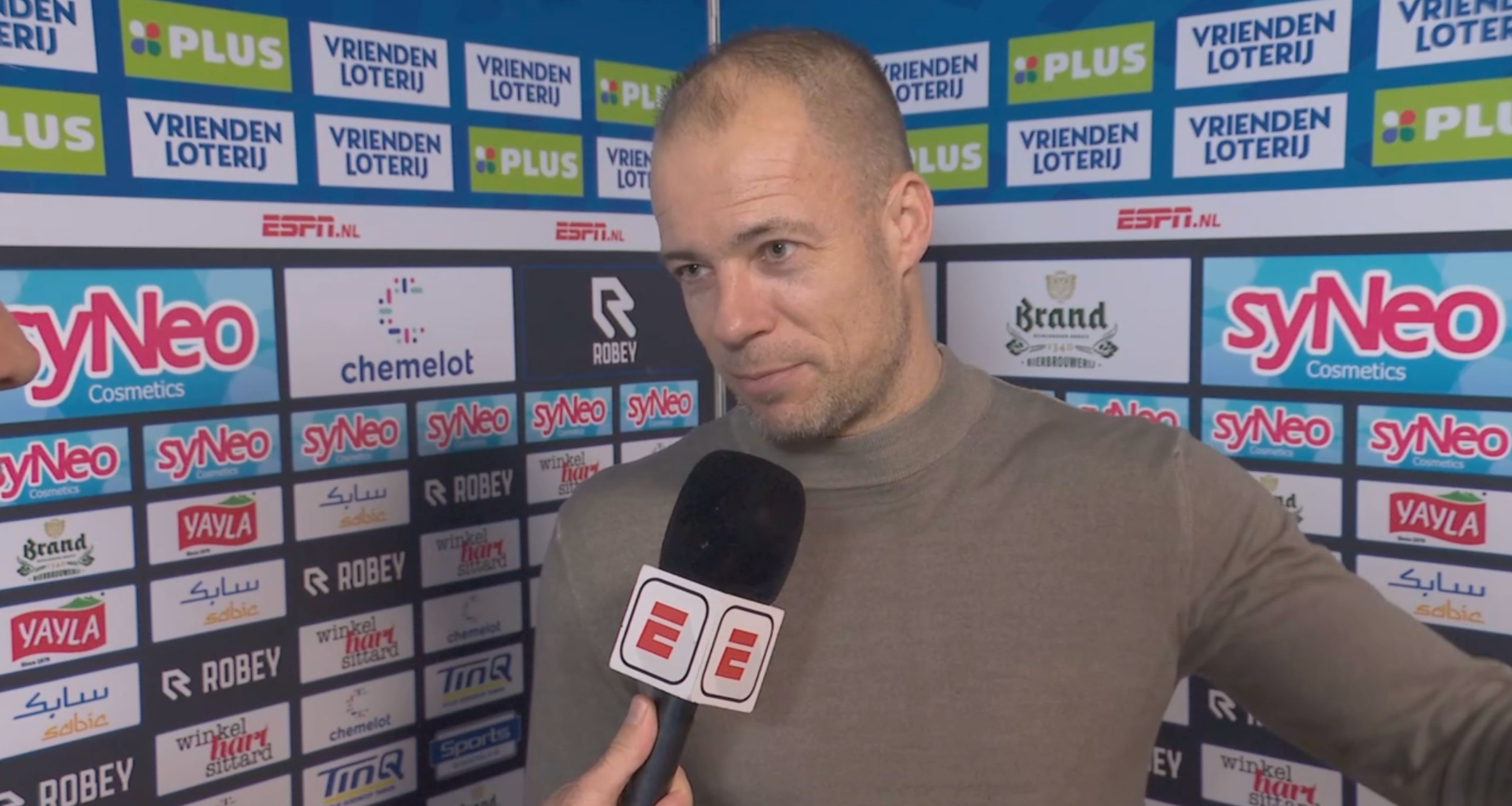 Fortuna Sittard-trainer Danny Buijs uit ongenoegen over arbitrage en heeft drieletterwoord over voor rode kaart Justin Hubner