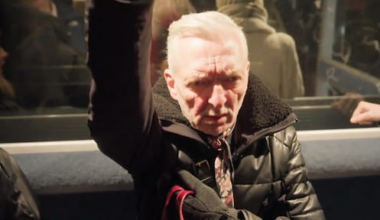 Martien Meiland houdt zijn hart vast in skilift in Kerst met de Familie Meiland: 'Waarom doen we dit?!'