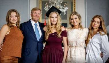 Prinses Amalia met afstudeerhoed middelpunt op kerstkaart Oranjes