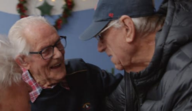 Broers Jan (94) en Albert (100) na 20 jaar herenigd in All You Need Is Love Kerstspecial: 'Wat fijn voor ons'