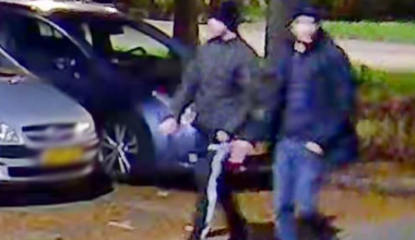 Beelden van mannen die 96-jarige met geweld overvallen in Almere