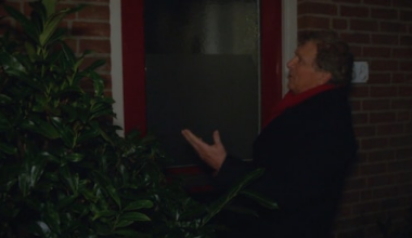 Robert ten Brink staat in de All You Need Is Love Kerstspecial voor dichte deur bij familie van Aimee: 'Ik hoor geen bel'