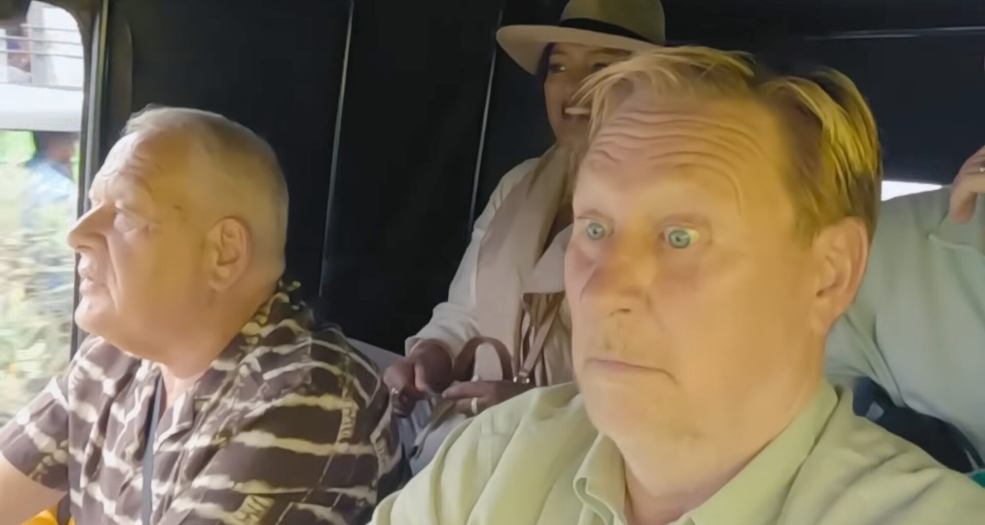 Kijkers genieten van Oos Kesbeke in tuktuk in India: 'We gaan de vangrail in'