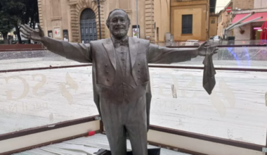 Standbeeld Pavarotti staat plots op ijspiste, weduwe is woedend: “Zijn herinnering wordt belachelijk gemaakt”