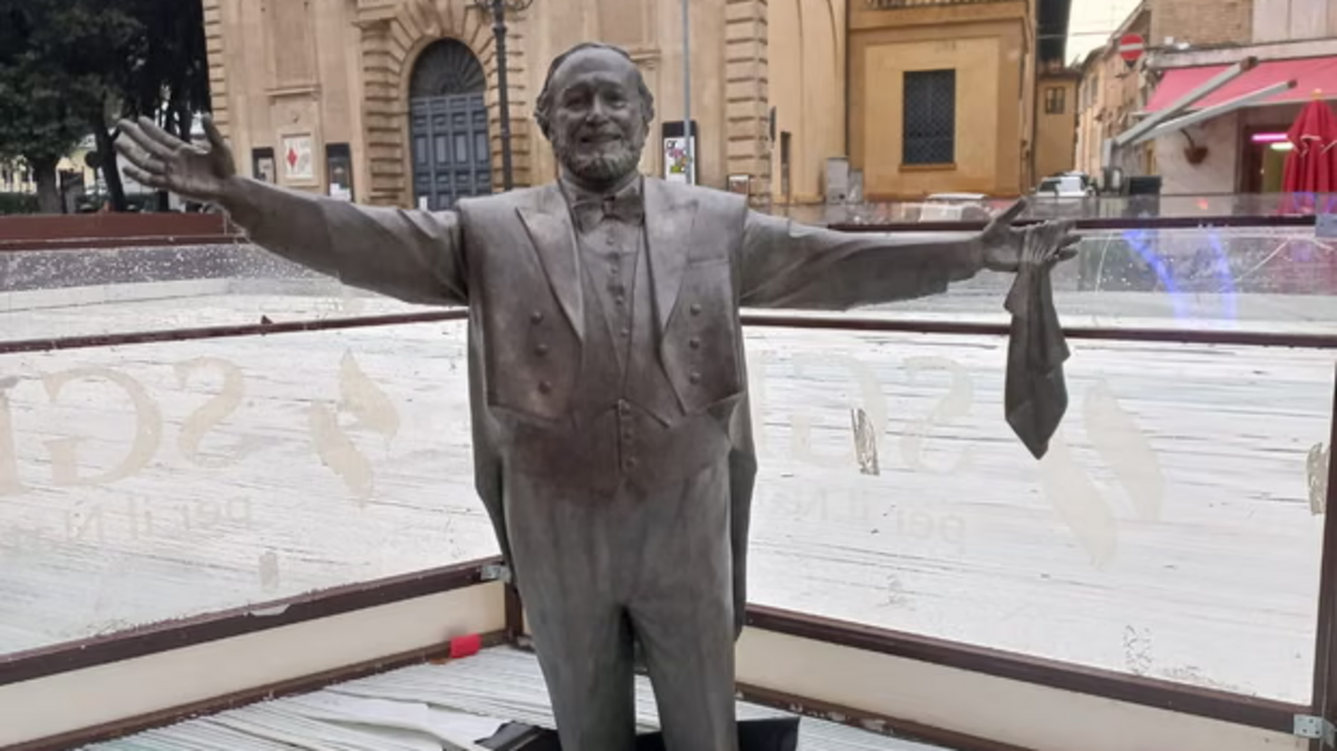 Standbeeld Pavarotti staat plots op ijspiste, weduwe is woedend: “Zijn herinnering wordt belachelijk gemaakt”