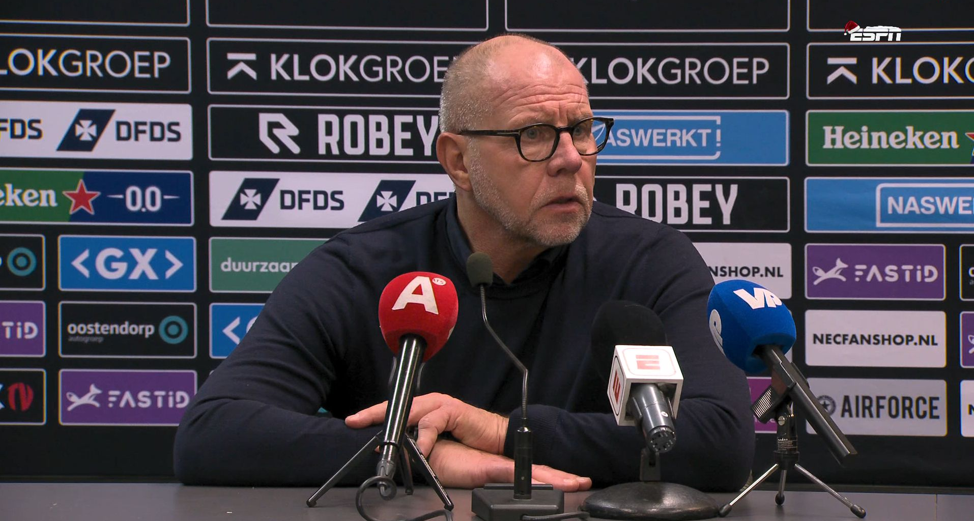 Fred Grim kwaad tijdens NEC - Ajax: 'Tegen Feyenoord deden we dat wel heel goed'