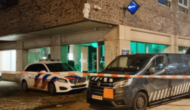 Politie vindt wapens en honderden kilo's illegaal vuurwerk in garagebox pal onder bureau