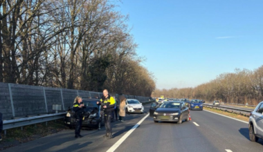 Ongeluk met vier auto’s zorgt voor flinke file op A2 bij Sint Joost