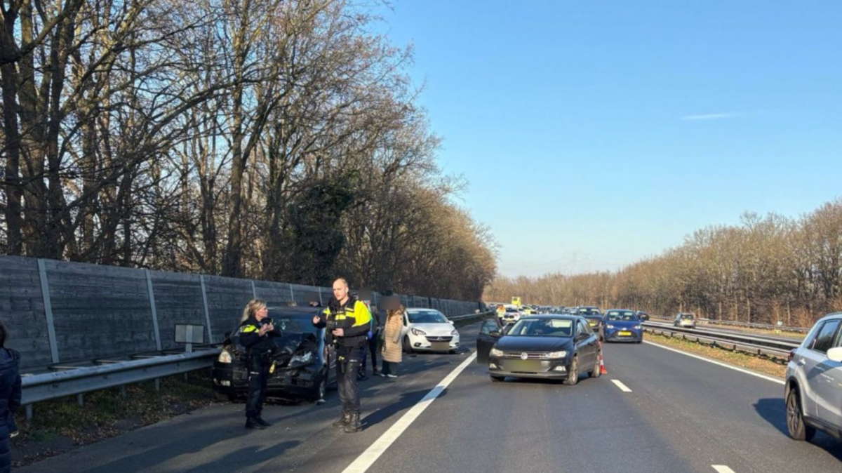 Ongeluk met vier auto’s zorgt voor flinke file op A2 bij Sint Joost
