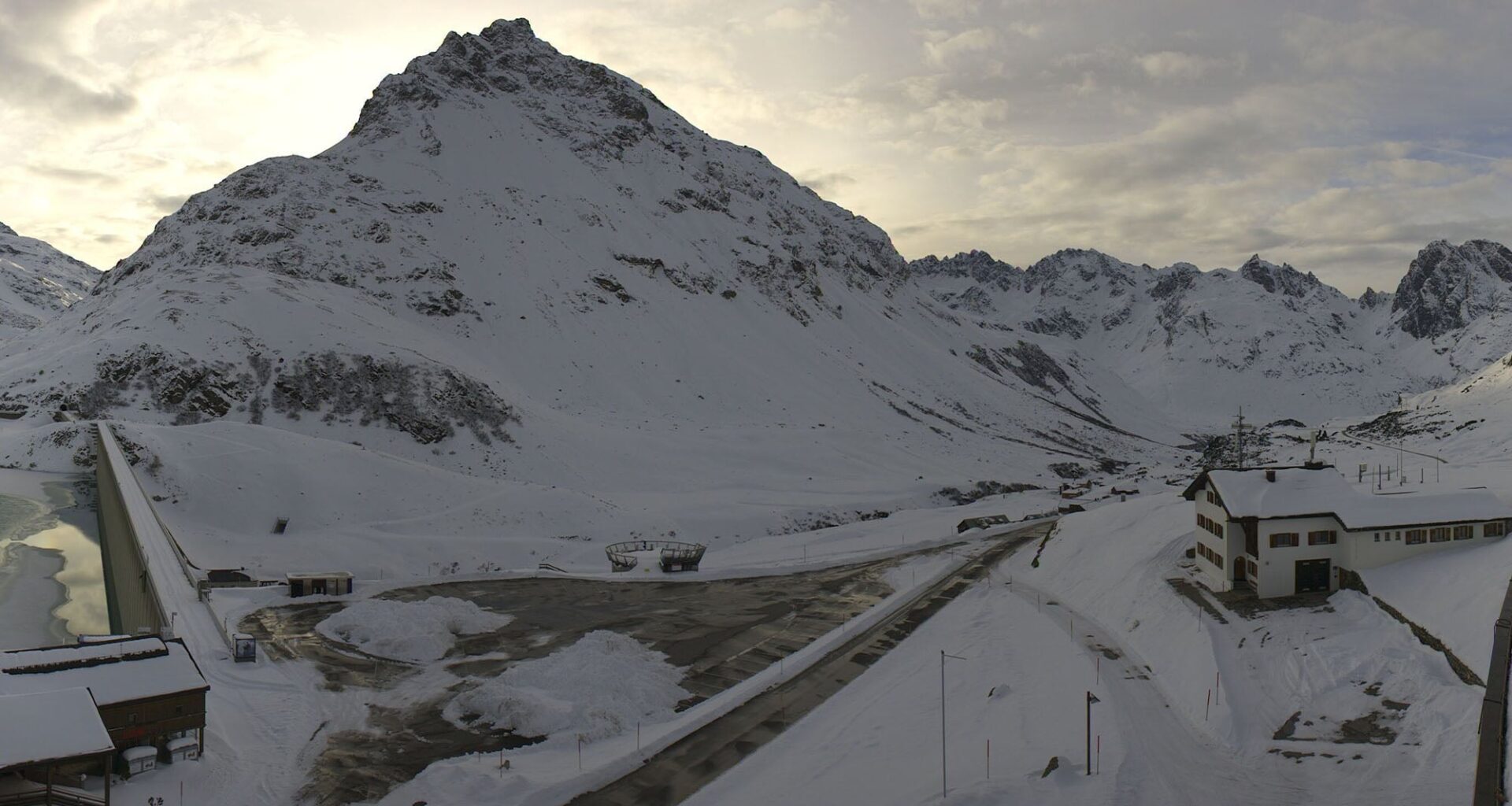 Automobilist rijdt zich vast op afgesloten Silvretta Hochalpenstraße