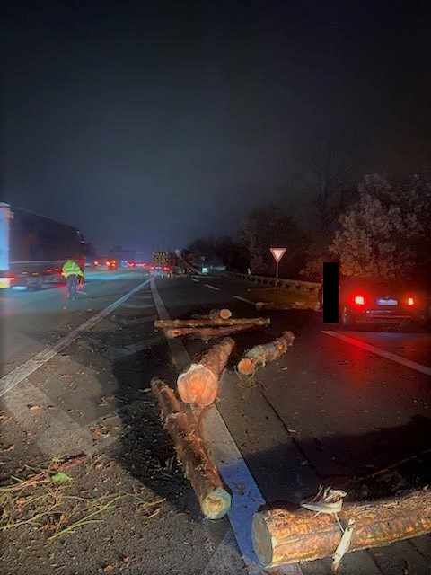 Boomstammen vallen van vrachtwagen op Duitse A1: rijstroken urenlang afgesloten