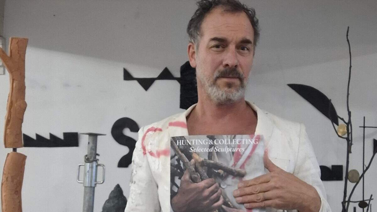 Beeldhouwer Stief Desmet kijkt terug op 15 jaar werk in nieuw kunstboek: “Zie het als een expo op papier, kamer per kamer opgebouwd” 