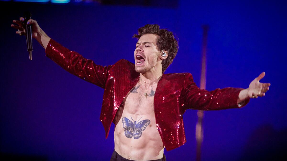 Harry Styles verrast fans met nieuwe video en pianoballad van laatste tourshow