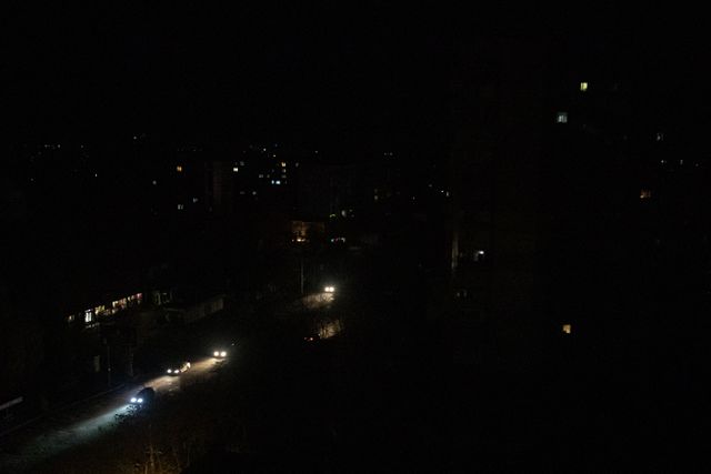 Cherson gehuld in duisternis, als bescherming tegen Russische aanvallen.