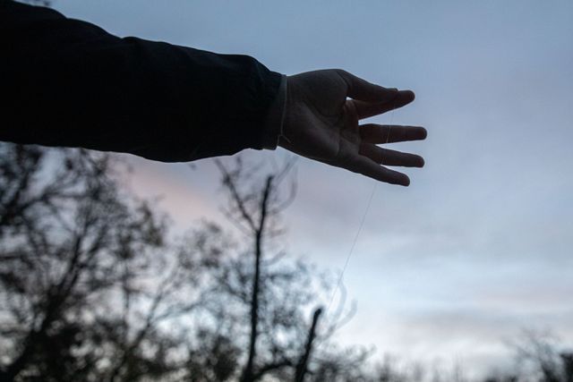 Militair van drone-eenheid toont glasvezeldraad van een Russische drone.