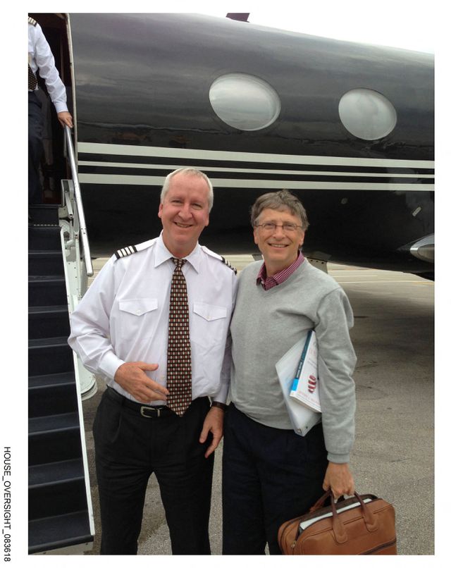 Foto uit Epsteins dossier van Bill Gates (rechts) met een onbekende piloot.
