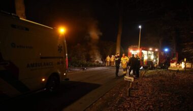 De brandweer is ter plaatse om de brand te blussen.